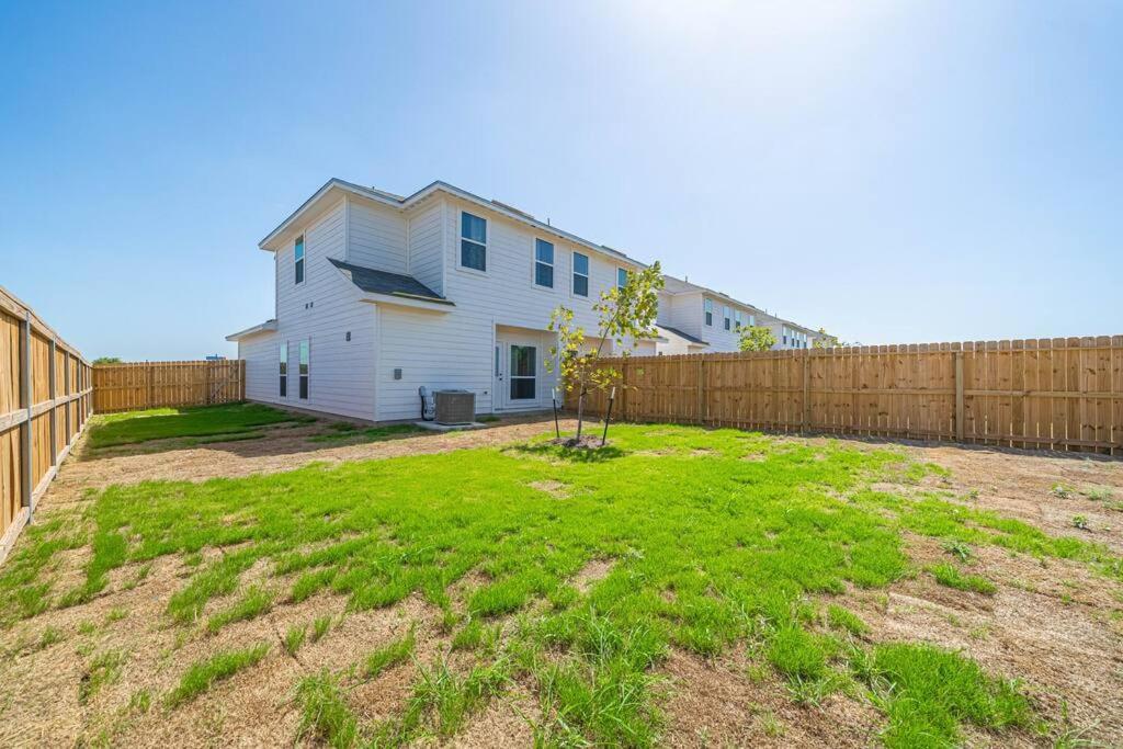 Gorgeous, Brand New 3 Bedrooms Home- Built 2024, Near Seaworld & Lackland Afb San Antonio Exterior photo